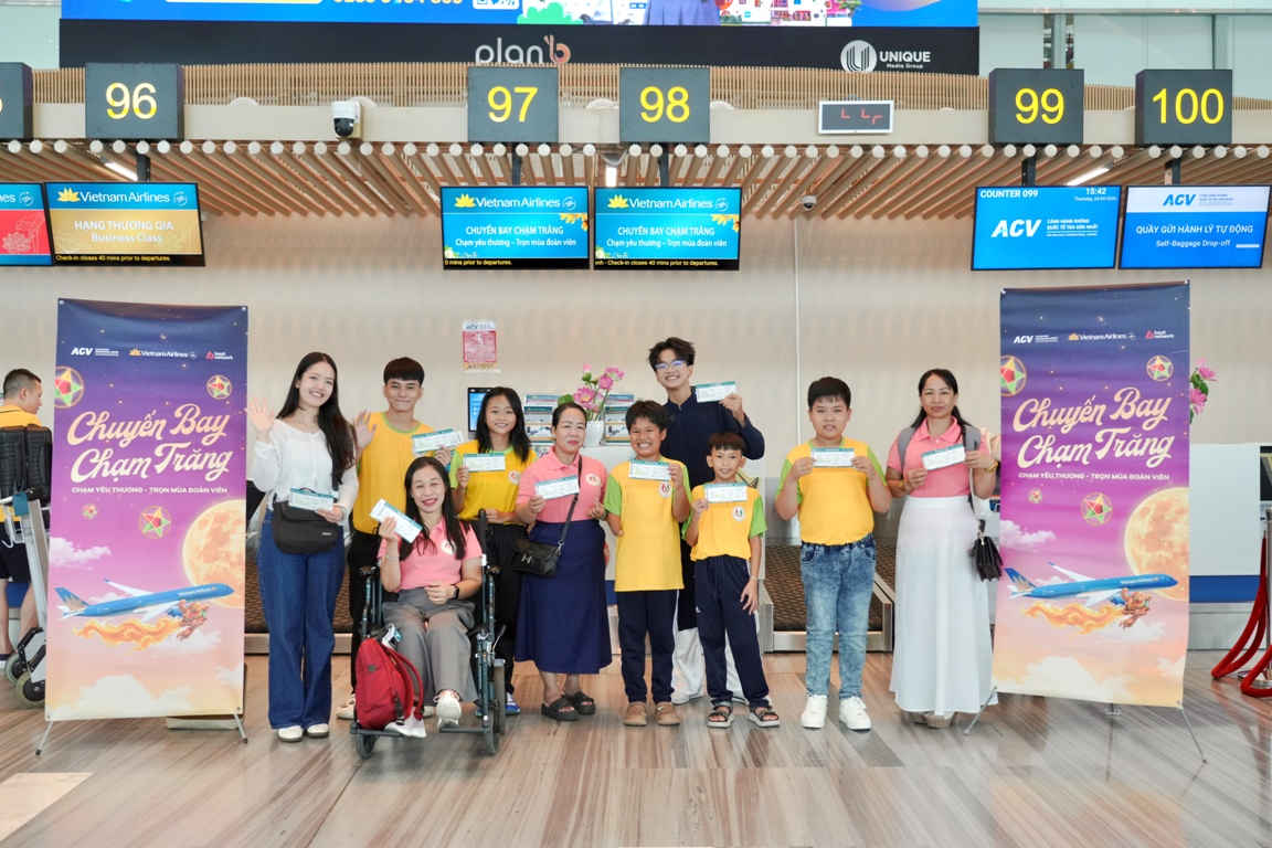 Vietnam Airlines mang sắc màu Trung thu truyền thống lên “Chuyến bay chạm Trăng”